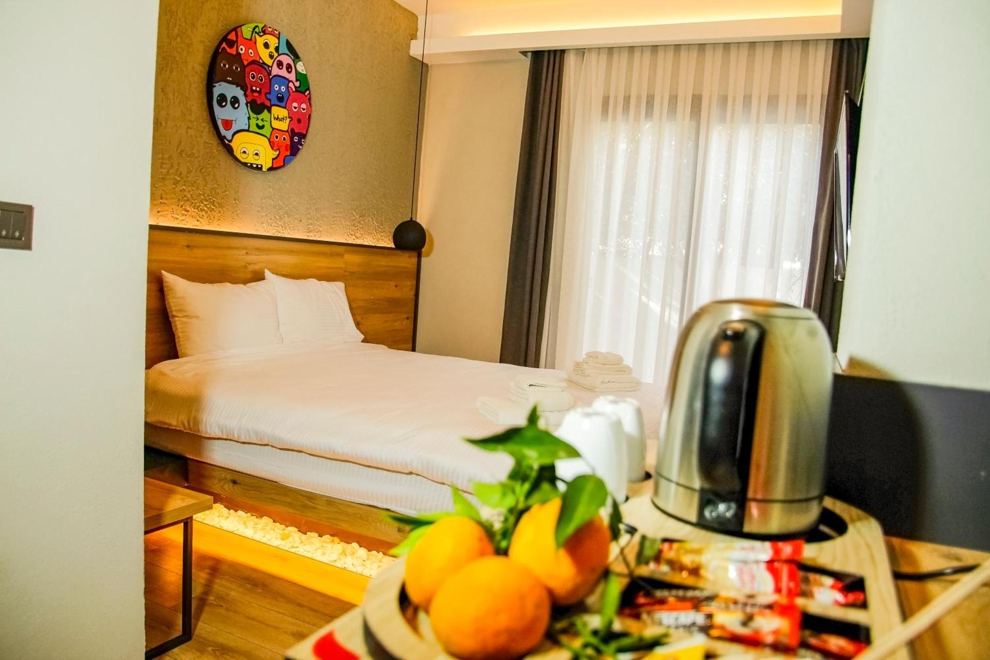 Otel Glitz *